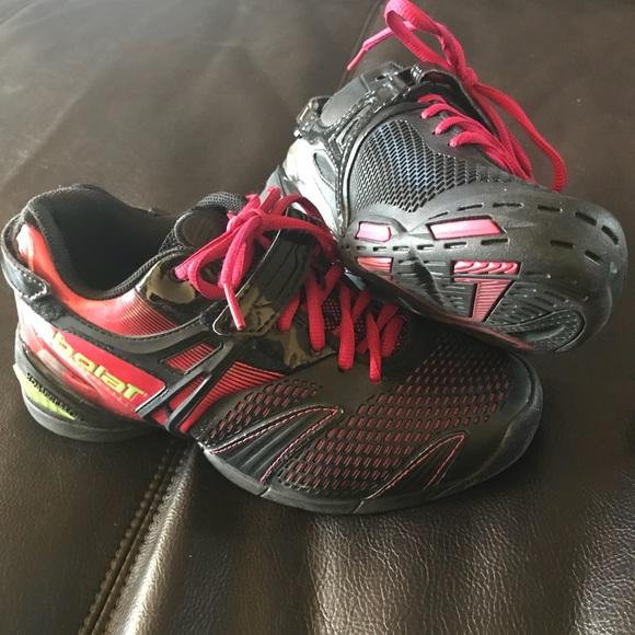 Shoes - Tennis shoes